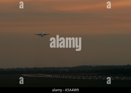 Un avion décolle de l'aéroport de Manchester la piste 24L Banque D'Images