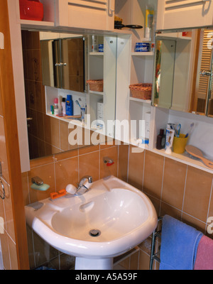 Salle de bain avec lavabo sur colonne de la chine avec robinet mélangeur et bouchon mécanique, miroirs, etc. Banque D'Images