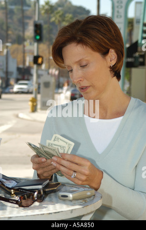 Femme dans les domaines de la vente au détail Aucun Shoot 3080 Parution du modèle Banque D'Images