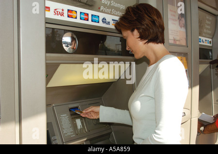 Femme dans les domaines de la vente au détail Aucun Shoot 3080 Parution du modèle Banque D'Images