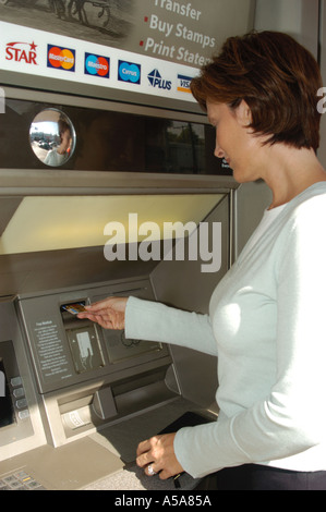 Femme dans les domaines de la vente au détail Aucun Shoot 3080 Parution du modèle Banque D'Images