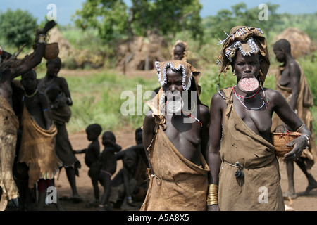 Les femmes de la tribu Mursi avec la lèvre inférieure, la plaque d'Omo, Ethiopie Valle Banque D'Images