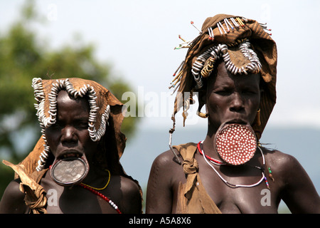 Les femmes de la tribu Mursi avec la lèvre inférieure, la plaque d'Omo, Ethiopie Valle Banque D'Images