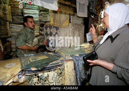 Une femme shopping à la boutique textile à Damas en Syrie Banque D'Images
