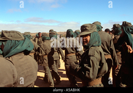 Un groupe de combattants du Front Polisario à la femme du camp de réfugiés sahraouis de Tindouf en Algérie Banque D'Images