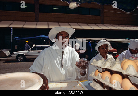 Un vendeur de vendre des sandwiches à Johannesburg Afrique du Sud Banque D'Images