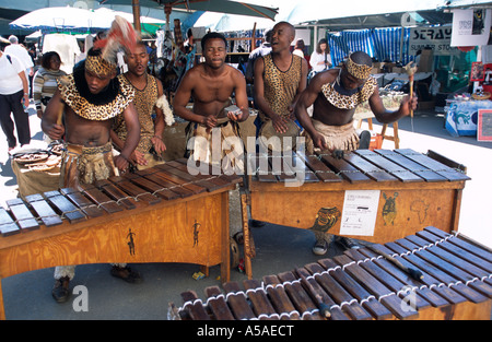 La performance d'une tribu sur la rue de Johannesburg Afrique du Sud Banque D'Images