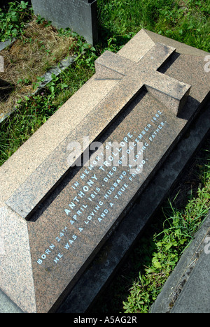 Tombe d'Anthony Trollope (1815-1882) écrivain anglais de la société victorienne à Kensal Green Cemetery Londres Banque D'Images