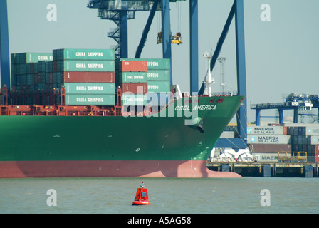 Gros plan de l'arc d'un navire à conteneurs CSCL America exploité par China Shipping Container Lines amarré au port de Felixstowe Suffolk Angleterre Royaume-Uni Banque D'Images