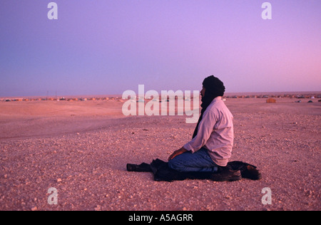 L'homme musulman d'effectuer quotidiennement des prières rituelles, camp de réfugiés sahraouis à Tindouf, dans l'ouest de l'Algérie Banque D'Images