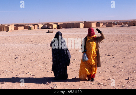 Les femmes sahraouies dans un camp de réfugiés de Tindouf en Algérie de l'Ouest Banque D'Images