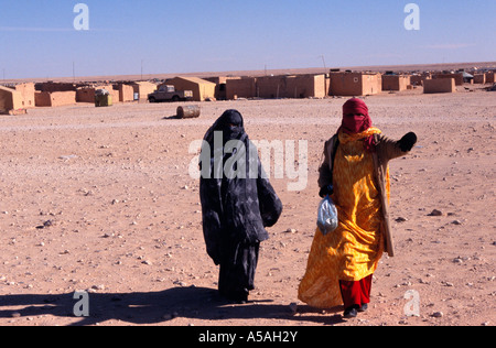 Les femmes sahraouies dans un camp de réfugiés de Tindouf en Algérie de l'Ouest Banque D'Images