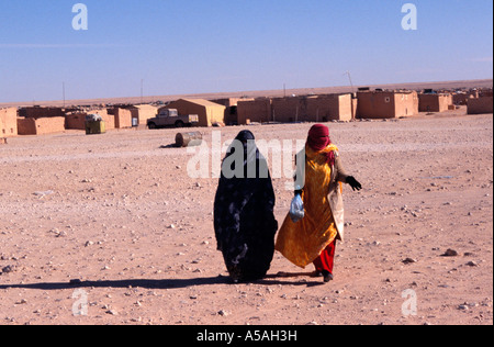 Les femmes sahraouies dans un camp de réfugiés de Tindouf en Algérie de l'Ouest Banque D'Images