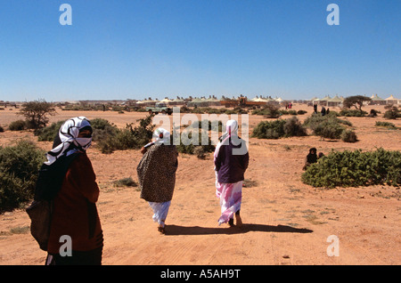 Les femmes sahraouies dans un camp de réfugiés de Tindouf en Algérie de l'Ouest Banque D'Images