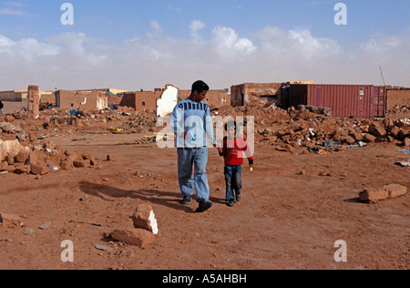 Un homme marchant sahraouis à Tindouf avec une fille de l'ouest de l'Algérie Banque D'Images