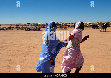 Les femmes sahraouies dans un camp de réfugiés de Tindouf en Algérie de l'Ouest Banque D'Images