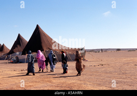 Les femmes sahraouies dans un camp de réfugiés de Tindouf en Algérie de l'Ouest Banque D'Images