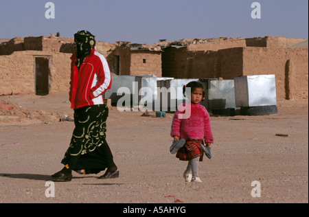 Une jeune fille sahraouie dans les rues dans l'ouest algérien Banque D'Images