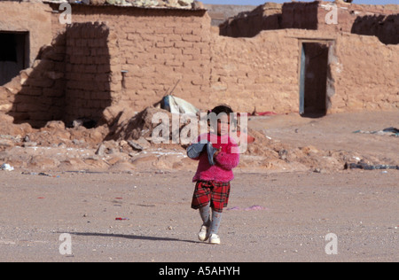 Une jeune fille sahraouie dans les rues dans l'ouest algérien Banque D'Images