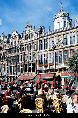 La Grand Place à Bruxelles, avec les personnes bénéficiant de l'été dans les restaurants de la place. Banque D'Images