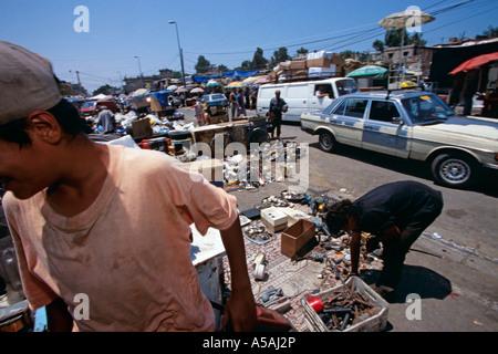 Vendeurs à leur vente de décrochage d'occasion outils et pièces mécaniques dans le camp de réfugiés de Chatila au Liban Beyrouth Banque D'Images