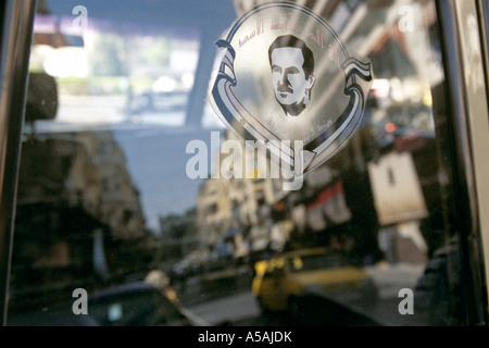 Une photo de Hafez al Assad gravé sur une fenêtre en verre à Damas en Syrie Banque D'Images