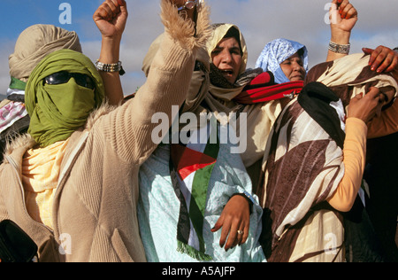 La population sahraoui célébrant le jour de l'indépendance du Sahara Occidental Banque D'Images