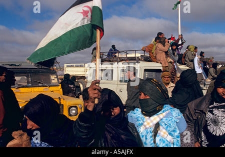 Les hommes sahraouis participer à la célébration de la journée de l'indépendance au Sahara Occidental Banque D'Images