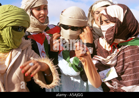 La population sahraoui célébrant le jour de l'indépendance du Sahara Occidental Banque D'Images