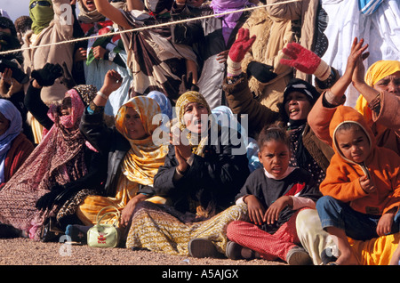 Les gens célèbrent le jour de l'indépendance sahraouie au Sahara Occidental Banque D'Images