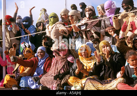 Les gens célèbrent le jour de l'indépendance sahraouie au Sahara Occidental Banque D'Images