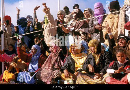 Les gens célèbrent le jour de l'indépendance sahraouie au Sahara Occidental Banque D'Images