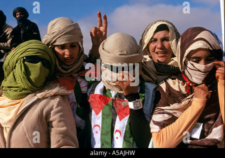 Les gens célèbrent le jour de l'indépendance sahraouie au Sahara Occidental Banque D'Images