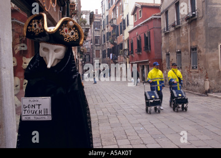 Un mannequin boutique affichant un costume et un masque dans une rue de Venise Italie Banque D'Images