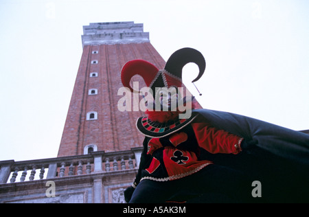 Un homme portant un masque et un costume de fantaisie célèbre le carnaval de Venise à Venise Italie Banque D'Images