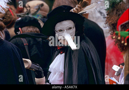 Les personnes portant des masques de carnaval de Venise, Italie Banque D'Images