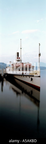 Vue d'un ancien bateau à vapeur suisse en bois sur le lac de Lucerne Banque D'Images