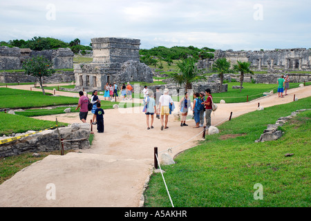 Les ruines de l'ancienne ville maya de Tulum est une promenade journalière de Cancun et de Playa del Carmen, Mexique Banque D'Images