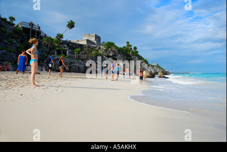 La petite plage ci-dessous les ruines Maya de Tulum, Mexique, est souvent reconnu comme l'une des plus belles plages du monde Banque D'Images