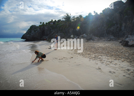 La petite plage ci-dessous les ruines Maya de Tulum, Mexique, est souvent reconnu comme l'une des plus belles plages du monde Banque D'Images