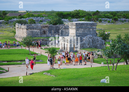 Les ruines de l'ancienne ville maya de Tulum est une promenade journalière de Cancun et Playa del Carmen Mexique Banque D'Images