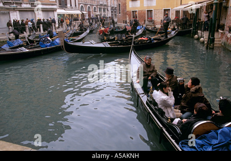 Les touristes de prendre un tour sur les gondoles à Venise Italie Banque D'Images