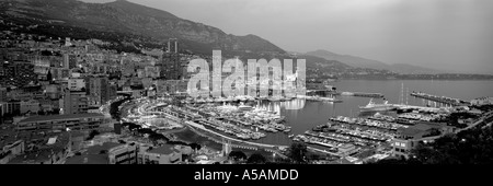 Vue panoramique en noir et blanc de la principauté de Monaco dont le pris de la cour de nuit des monarchies Banque D'Images