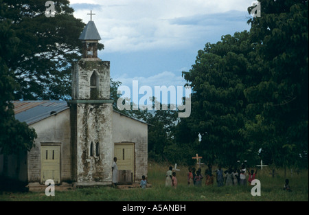 Les gens à l'extérieur de l'église, le Malawi, l'Afrique Banque D'Images