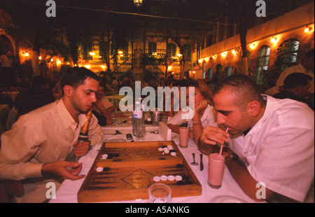 Les personnes jouant au backgammon dans un restaurant dans la vieille ville de Damas en Syrie Banque D'Images