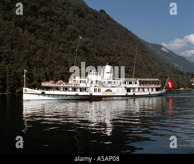 Vue d'un ancien bateau à vapeur suisse en bois sur l'Floralpina Banque D'Images