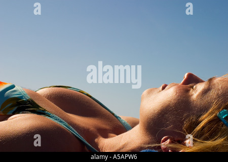 Bronzage femme sur plage de Holguin Cuba Banque D'Images