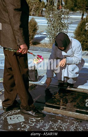 En deuil à l'Iran Iraq war cemetery à Téhéran Banque D'Images