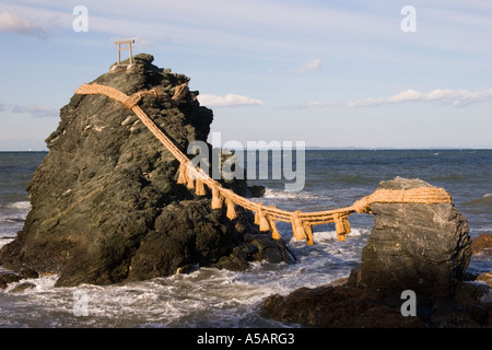 Meoto Iwa Wedded roches au large de la côte de Futami Futamigaura Beach sur la ville dans la préfecture de Mie au Japon Banque D'Images