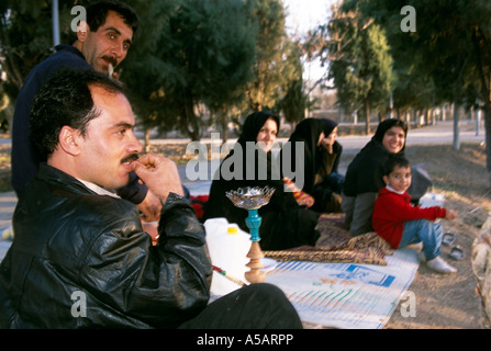 Pique-nique en famille à Téhéran Iran Banque D'Images